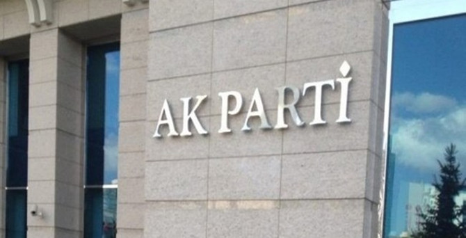 AK Parti 4 ilçe belediye başkanını ihraç etti