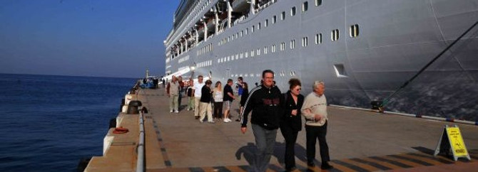 Antalya'ya yılın ilk kruvaziyeri geldi