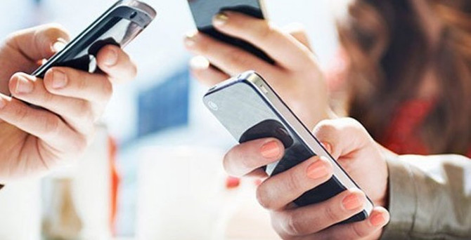 Otomobilde bırakılan cep telefon patladı
