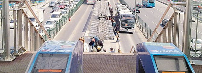 Şüpheli paket Metrobüs'ü durdurdu