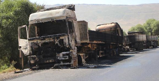 Yol kesen PKK`lılar araçları yaktı