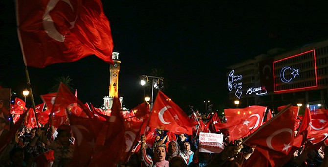Meydanlarda 'demokrasi nöbeti' sürdü