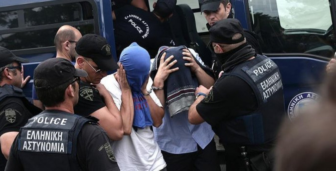 Yunanistan'a kaçan 8 askerin iadesi istendi