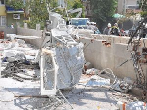 Bornova'da çöken inşaat iskelesinin gerekli emniyeti alınmamış