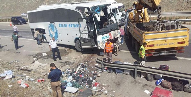 Yolcu otobüsü devrildi: 4 ölü, 31 yaralı