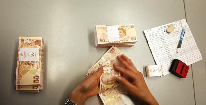 Bankacılıkta mevduat azalırken, krediler arttı
