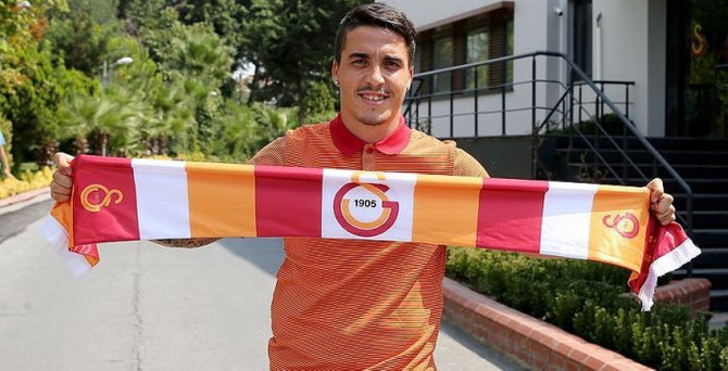 Josue imzayı attı