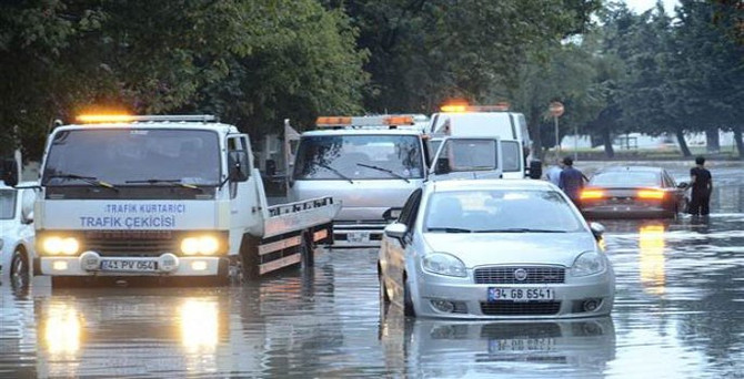 İstanbul'da sağanak yağış sonrası yol çöktü