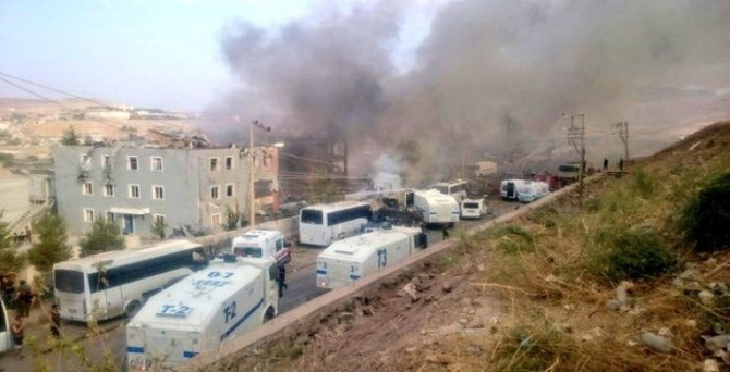 Cizre'de polise bombalı saldırı