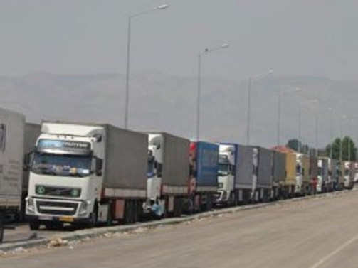 Sınır kapısında 15 kilometrelik kuyruk oluştu