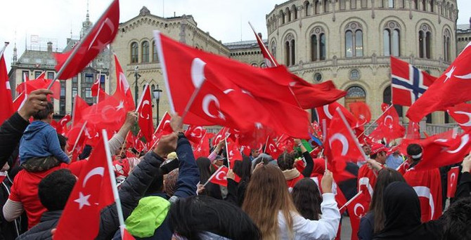 Norveç'te Türkler darbe ve teröre karşı yürüdü