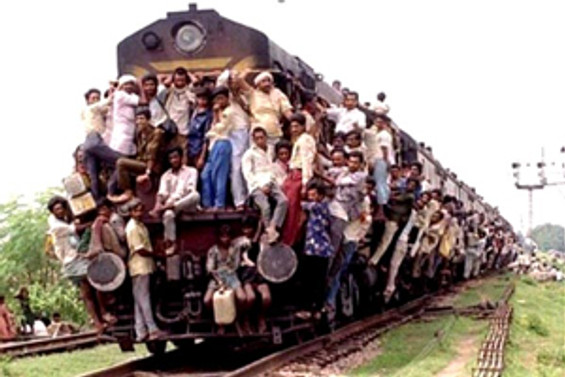 Hindistan'da tren yangını: En az 32 ölü var