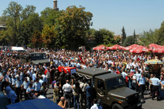 Şehitlerimizi son yolculuklarına uğurluyoruz