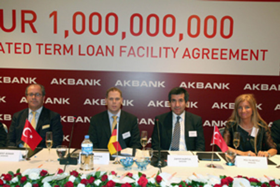 Akbank, 1 milyar euroluk sendikasyona imzayı attı