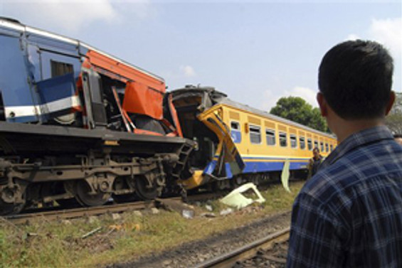 Endonezya'da tren kazası: 8 ölü, 60 yaralı