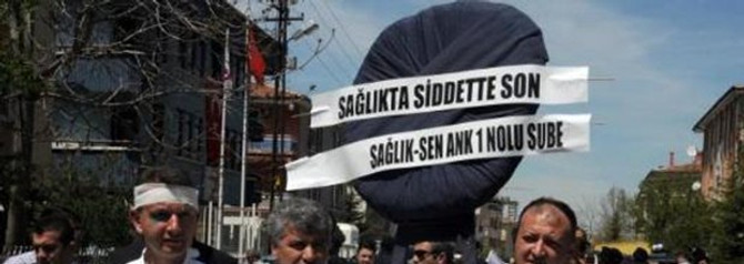 Sağlıkçılar Meclis'i protesto etti