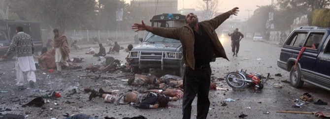 Pakistan'da bombalı saldırı: 17 ölü