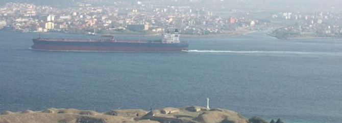 Yük gemisi, boğazda karaya oturdu