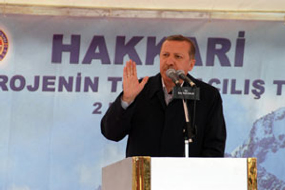 ”Kimlik siyasetiyle oy hedefliyorlar”