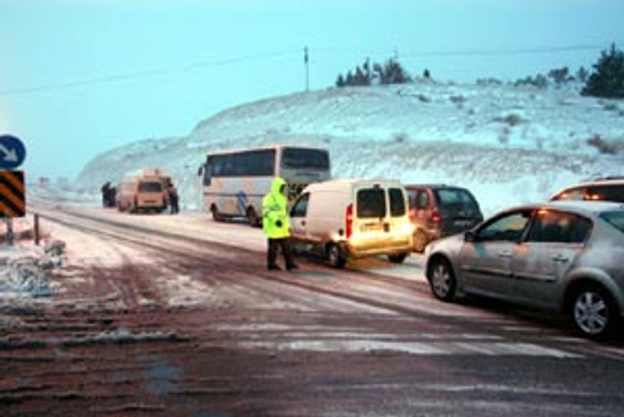 Kardan 3 saat yol kapandı