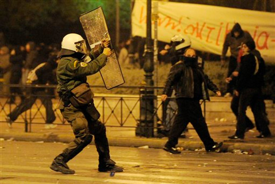 Atina'da Kültür Bakanlığı'na saldırı