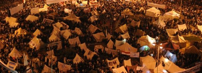 Tahrir'de göstericilere ateş açıldı