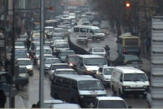 Yüz binden fazla araç trafiğe kaydoldu