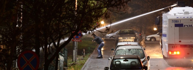 Polisten gazı, sözcüden azarı yediler