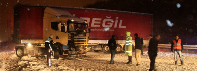 TIR devrildi, 10 km araç kuyruğu oluştu