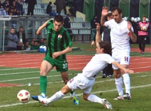 10 futbolcuyla yollarını ayırdı