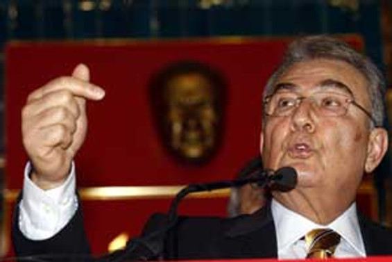 ”Türkiye var olmayan bir darbenin depremine maruz bırakılıyor”