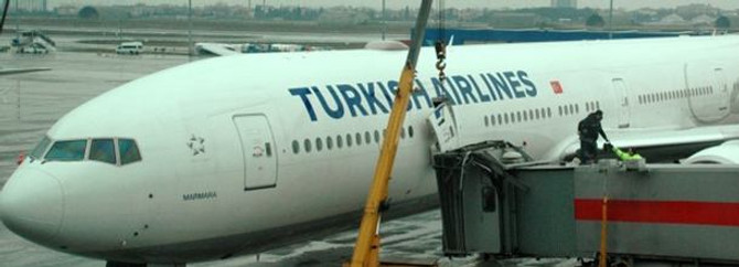 THY uçağına yükleme aracı çarptı