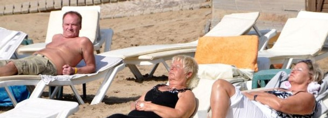 Turistler plaja indi