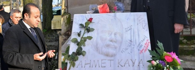 Bağış Ahmet Kaya'nın mezarında