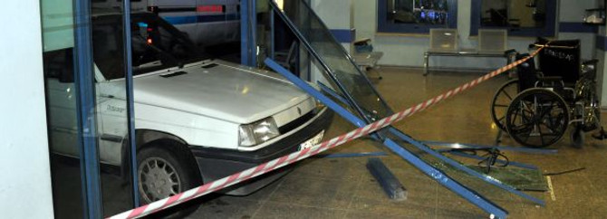 Doktora kızdı, acile otomobille girdi