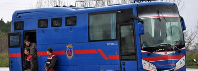 Cezaevi aracı bozuldu, 11 tutuklu subay 'el' attı