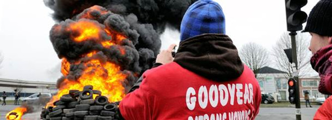 Goodyear önünde lastik yaktılar