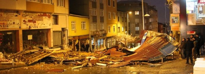 Lodos İstanbul'da çatıları uçurdu