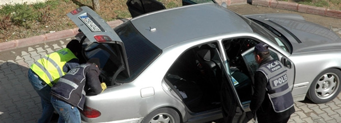 Alman plakalı otomobilde zırh delici silah bulundu