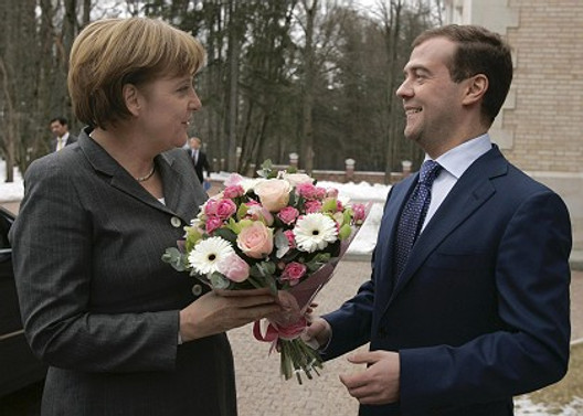 Merkel: Mali kuruluşların yenilenmesi gerek
