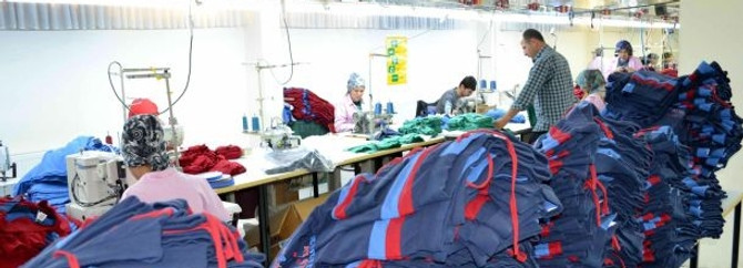 İspanyol kadınlara ''Kütahya işi'' giysiler