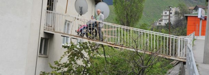 Engelli kızı için apartmanla yol arasına köprü yaptı