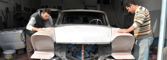 Yarım asırlık otomobillere yeniden hayat veriyor