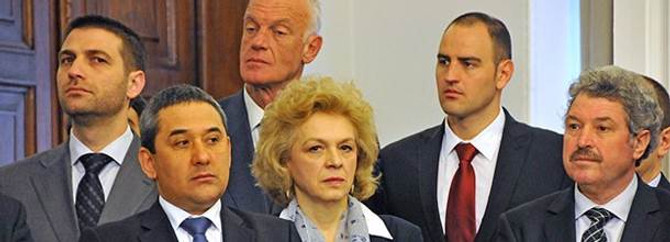 Türkçe konuşan vekile ceza verildi