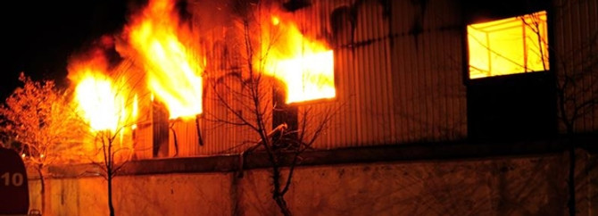 Tarihi Oturakçılar Pazarı'nda yangın