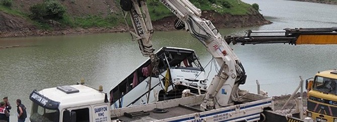 Kayseri'de midibüs baraj gölüne uçtu; 8 ölü
