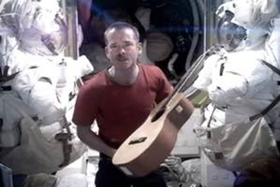 Astronot uzayda klip çekti