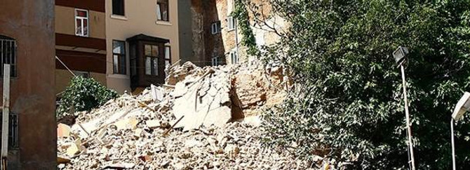 Beyoğlu'nda 7 katlı bina çöktü