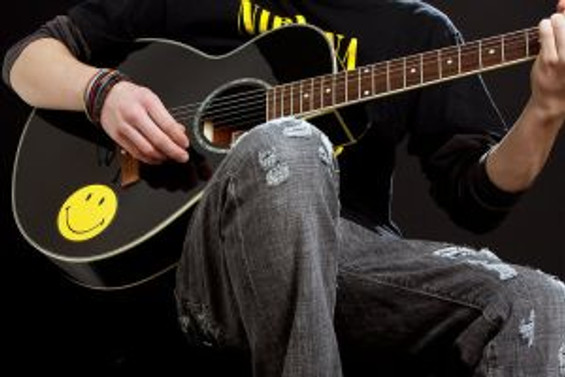 Gitarı olan erkek, kadınları çekiyor