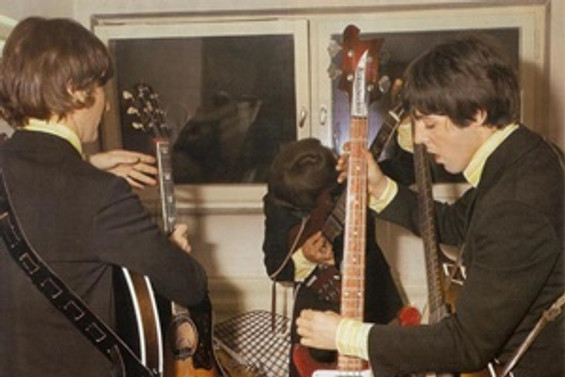 Beatles'ın gitarı, 408 bin dolara satıldı